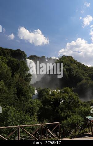 La Cascata delle Marmore ou Marmore Falls, dans la vallée de la Nera, à Terni, Ombrie, Italie. Le puissant jet d'eau génère de la mousse et de la vapeur. La b Banque D'Images