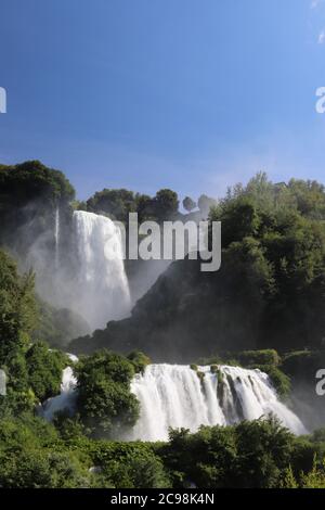 La Cascata delle Marmore ou Marmore Falls, dans la vallée de la Nera, à Terni, Ombrie, Italie. Le puissant jet d'eau génère de la mousse et de la vapeur. La b Banque D'Images