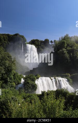 La Cascata delle Marmore ou Marmore Falls, dans la vallée de la Nera, à Terni, Ombrie, Italie. Le puissant jet d'eau génère de la mousse et de la vapeur. La b Banque D'Images