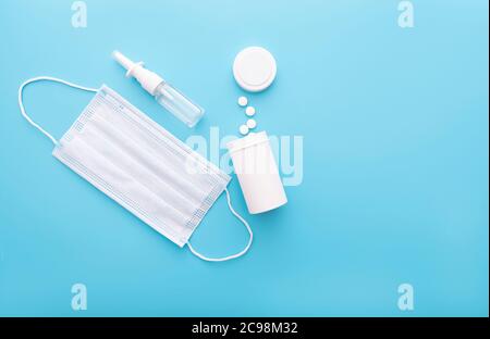 Arrière-plan médical avec bouteille blanche et pilules, masque médical, vue de dessus, image de concept Banque D'Images