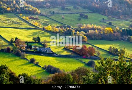Vue sur les champs sur une colline à Tansley près de Matlock dans le Derbyshire Peak District Angleterre Banque D'Images