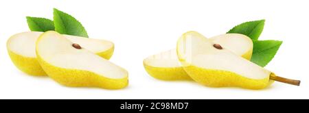 Poire isolée. Deux morceaux de fruit de poire jaune isolés sur fond blanc Banque D'Images
