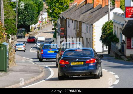 Chideock, Dorset, Royaume-Uni. 29 juillet 2020. L'A35 sur la colline de Chideock, dans le village rural de Chideock à Dorset, a les pires niveaux de dioxyde d'azote dans le pays selon les amis de l'analyse de la Terre qui est causée par le trafic de vacances lent. Circulation dense se déplaçant lentement dans le village. Crédit photo : Graham Hunt/Alamy Live News Banque D'Images