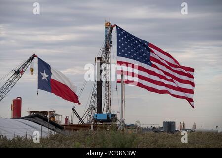 Midland, Texas, États-Unis. 29 juillet 2020. Les drapeaux du Texas et des États-Unis ornent un site de forage au sud-est de Midland, au Texas, où le président américain Donald Trump (non présenté) se rendra le 29 juillet 2020 à la suite d'une collecte de fonds et d'une table ronde à Odessa, une ville voisine. Trump devrait signer des proclamations préconisant une dépendance accrue à la production pétrolière du bassin Permien. Crédit : Bob Daemmrich/ZUMA Wire/Alay Live News Banque D'Images