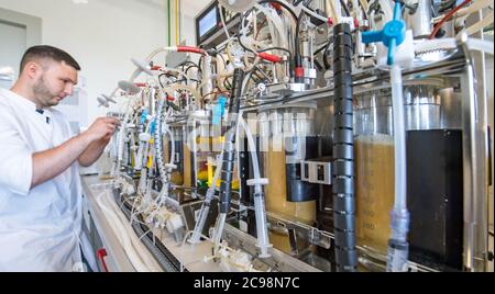 29 juillet 2020, Saxe-Anhalt, Halle (Saale): Vitali Jakobi travaille sur un bioréacteur dans le laboratoire de protéines Navigo. La société de biotechnologie est basée dans le Weinberg Campus Technology Park, que le ministre des Affaires économiques de Saxe-Anhalt a maintenant attribué au campus Weinberg comme « futur lieu » lors d'une visite. Navigo Proteins a été fondée en 1999. Avec ses 50 employés, la société se spécialise dans le développement de protéines utilisées dans les applications biothérapeutiques, diagnostiques et biotechnologiques. Actuellement, l'entreprise participe également à la recherche sur les médicaments contre le coronavirus Banque D'Images