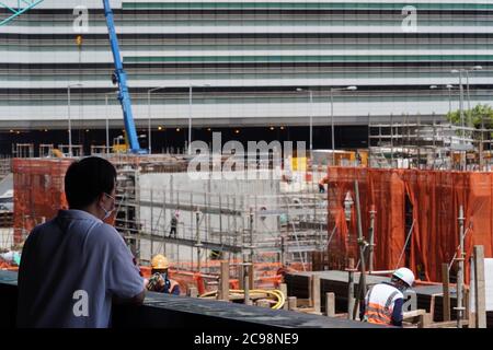 (200729) -- HONG KONG, le 29 juillet 2020 (Xinhua) -- la photo prise le 29 juillet 2020 montre un chantier de construction à WAN Chai, dans le sud de la Chine de Hong Kong. Le Centre pour la protection de la santé (CHP) de Hong Kong a signalé mercredi 118 autres cas confirmés de COVID-19, ce qui porte le nombre total de cas de COVID-19 à Hong Kong au-dessus de 3,000. Ce fut le huitième jour de droit où les cas supplémentaires quotidiens à Hong Kong ont dépassé les 100. (Xinhua/Lui Siu Wai) Banque D'Images