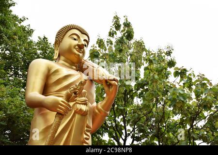 Statue de Bouddha ou Sivali Thera dans la forêt Banque D'Images