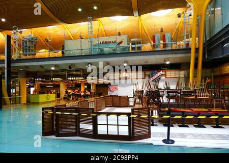 28 juillet 2020, aéroport de Barajas, Madrid, Espagne: Le bar / café Barril Express fermé dans le salon de départ du bâtiment terminal 4S de l'aéroport de Barajas. Un nombre réduit de vols est en cours entre les pays européens et les gouvernements ont mis en place un système de ponts aériens pour faciliter les voyages et le tourisme. L'impact économique du virus sur le commerce de détail et d'autres secteurs sera sévère, et de nombreuses entreprises seront encore fermées. Banque D'Images