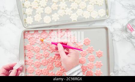 Mise à plat. Étape par étape. L'époussetage des flocons de chocolat cuir avec la poussière. alimentaires Banque D'Images