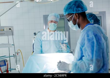 calme vieux médecin tenant l'oxygène et regardant la caméra. gros plan vue latérale photo. Banque D'Images