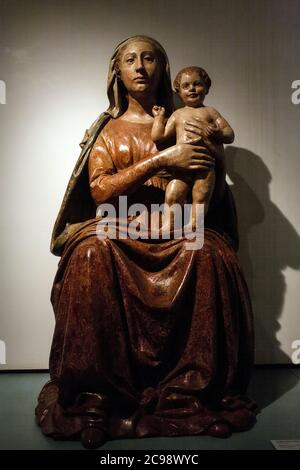 Italie Lombardie Musée diocésain de Milan - Madonna et l'enfant par sculpteur florentin Banque D'Images