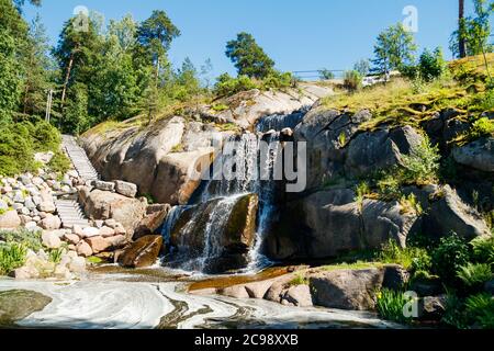 Cascade cascade sur les rochers, dans l'aménagement paysager Sapokka park Kotka, Finlande. Banque D'Images