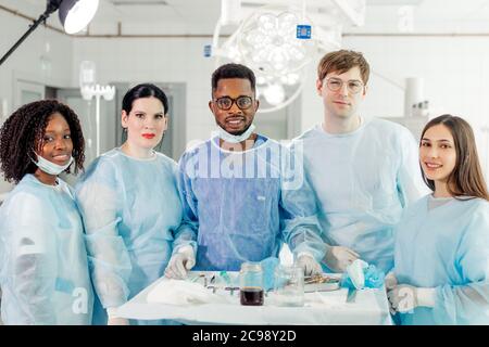 Groupe de médecins et d'infirmières multiraciaux talentueux dans un hôpital. Gros plan. Les chirurgiens intelligents de race mixte sont prêts à fonctionner Banque D'Images