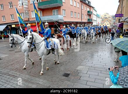 Linköping, Suède 20140921 de l'Afghanistan via Eksjö à Linköping. Une pluie grandissante n'a pas empêcher le corps de musique Dragoon des gardes de la vie de défiler dans le centre-ville dimanche. Life Guards Dragoon Music corps (Suédois: Livgardedets dragonmusikkår, LDK) est l'un des trois groupes militaires professionnels des Forces armées suédoises. Photo Jeppe Gustafsson Banque D'Images