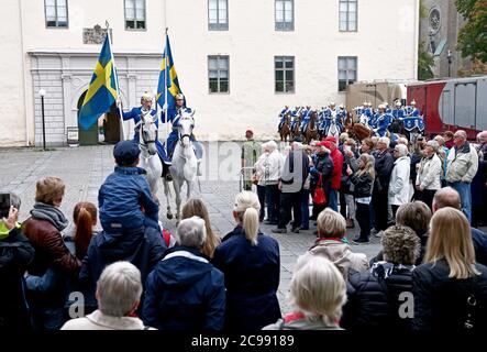 Linköping, Suède 20140921 de l'Afghanistan via Eksjö à Linköping. Une pluie grandissante n'a pas empêcher le corps de musique Dragoon des gardes de la vie de défiler dans le centre-ville dimanche. Life Guards Dragoon Music corps (Suédois: Livgardedets dragonmusikkår, LDK) est l'un des trois groupes militaires professionnels des Forces armées suédoises. Photo Jeppe Gustafsson Banque D'Images