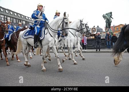 Linköping, Suède 20140921 de l'Afghanistan via Eksjö à Linköping. Une pluie grandissante n'a pas empêcher le corps de musique Dragoon des gardes de la vie de défiler dans le centre-ville dimanche. Life Guards Dragoon Music corps (Suédois: Livgardedets dragonmusikkår, LDK) est l'un des trois groupes militaires professionnels des Forces armées suédoises. Photo Jeppe Gustafsson Banque D'Images