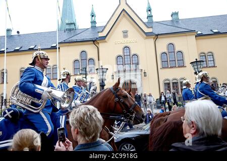 Linköping, Suède 20140921 de l'Afghanistan via Eksjö à Linköping. Une pluie grandissante n'a pas empêcher le corps de musique Dragoon des gardes de la vie de défiler dans le centre-ville dimanche. Life Guards Dragoon Music corps (Suédois: Livgardedets dragonmusikkår, LDK) est l'un des trois groupes militaires professionnels des Forces armées suédoises. Photo Jeppe Gustafsson Banque D'Images