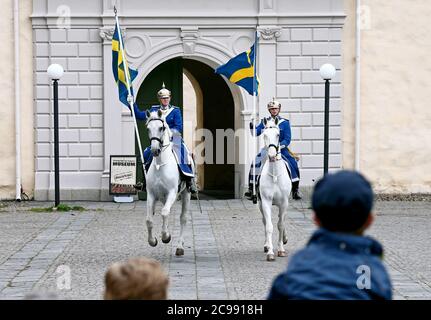 Linköping, Suède 20140921 de l'Afghanistan via Eksjö à Linköping. Une pluie grandissante n'a pas empêcher le corps de musique Dragoon des gardes de la vie de défiler dans le centre-ville dimanche. Life Guards Dragoon Music corps (Suédois: Livgardedets dragonmusikkår, LDK) est l'un des trois groupes militaires professionnels des Forces armées suédoises. Photo Jeppe Gustafsson Banque D'Images