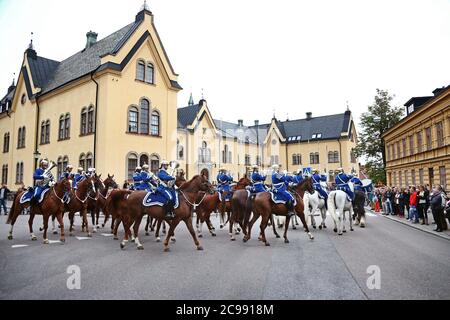 Linköping, Suède 20140921 de l'Afghanistan via Eksjö à Linköping. Une pluie grandissante n'a pas empêcher le corps de musique Dragoon des gardes de la vie de défiler dans le centre-ville dimanche. Life Guards Dragoon Music corps (Suédois: Livgardedets dragonmusikkår, LDK) est l'un des trois groupes militaires professionnels des Forces armées suédoises. Photo Jeppe Gustafsson Banque D'Images