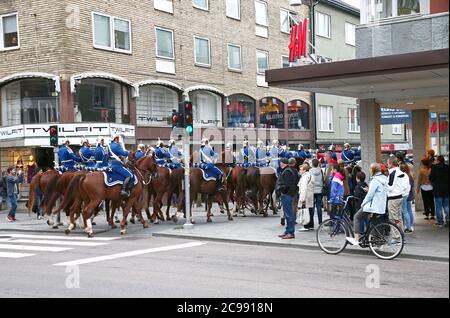 Linköping, Suède 20140921 de l'Afghanistan via Eksjö à Linköping. Une pluie grandissante n'a pas empêcher le corps de musique Dragoon des gardes de la vie de défiler dans le centre-ville dimanche. Life Guards Dragoon Music corps (Suédois: Livgardedets dragonmusikkår, LDK) est l'un des trois groupes militaires professionnels des Forces armées suédoises. Photo Jeppe Gustafsson Banque D'Images