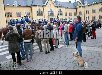 Linköping, Suède 20140921 de l'Afghanistan via Eksjö à Linköping. Une pluie grandissante n'a pas empêcher le corps de musique Dragoon des gardes de la vie de défiler dans le centre-ville dimanche. Life Guards Dragoon Music corps (Suédois: Livgardedets dragonmusikkår, LDK) est l'un des trois groupes militaires professionnels des Forces armées suédoises. Photo Jeppe Gustafsson Banque D'Images