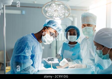 divers assistants et urnses effectuant la chirurgie invasive dans la clinique. photo en gros plan Banque D'Images