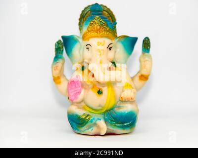 Dieu hindou Ganesha isolé sur un fond blanc Banque D'Images