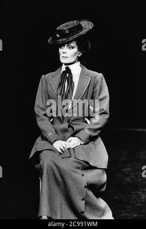 Lorraine Chase (Eliza Doolittle) à PYGMALION par George Bernard Shaw au Jeune Vic, Londres SE1 18/08/1981 Set design: Carl Toms costumes: Christine Rowland éclairage: John B Lire la directrice: Denise Coffey Banque D'Images