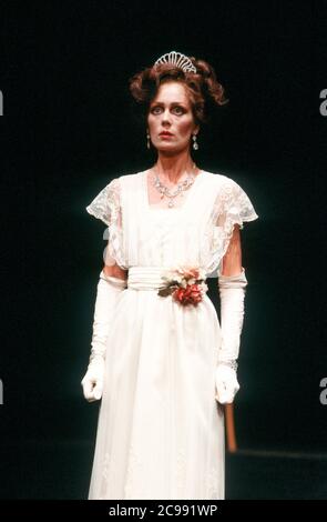 Lorraine Chase (Eliza Doolittle) à PYGMALION par George Bernard Shaw au Jeune Vic, Londres SE1 18/08/1981 Set design: Carl Toms costumes: Christine Rowland éclairage: John B Lire la directrice: Denise Coffey Banque D'Images