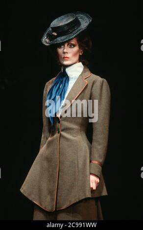 Lorraine Chase (Eliza Doolittle) à PYGMALION par George Bernard Shaw au Jeune Vic, Londres SE1 18/08/1981 Set design: Carl Toms costumes: Christine Rowland éclairage: John B Lire la directrice: Denise Coffey Banque D'Images