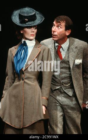 Lorraine Chase (Eliza Doolittle), Richard Easton (Henry Higgins) à PYGMALION par George Bernard Shaw au Jeune Vic, Londres SE1 06/03/1981 ensemble design: Carl Toms costumes: Bob Ringwood éclairage: John B Lire le directeur: Denise Coffey Banque D'Images