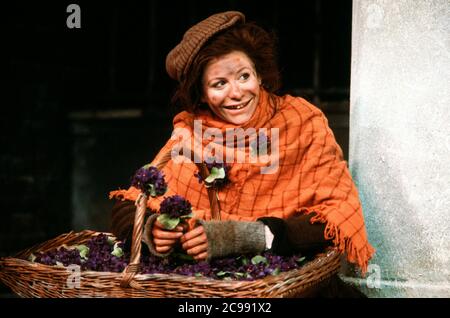 Jackie Smith-Wood (Eliza Doolittle) à PYGMALION par George Bernard Shaw au Shaftesbury Theatre, Londres WC1 15/05/1984 Set design: Douglas Heap costumes: Ann Curtis éclairage: Charlie Paton réalisateur: Ray Cooney Banque D'Images