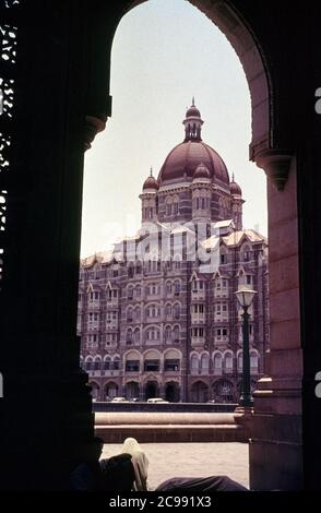Le célèbre hôtel Taj Mahal Palace près de la porte d'entrée de l'Inde. Mumbai, Maharastra, Inde, 1961/1962. Banque D'Images
