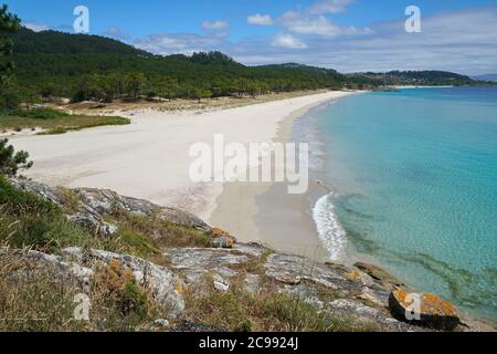 Belle plage de sable sur la côte de la Galice, Espagne, océan Atlantique, Praia de Barra, Cangas de Morrazo, province de Pontevedra Banque D'Images