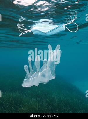 Gants sous-marins et masque facial flottant sur la surface de l'eau, pollution des déchets plastiques dans la mer, pandémie de coronavirus COVID-19, mer Méditerranée Banque D'Images