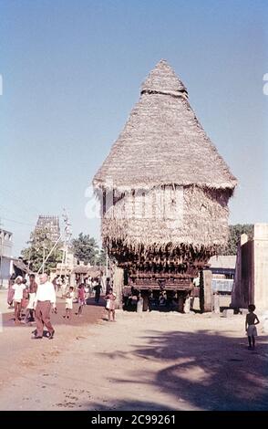 Une voiture de temple en bois avec un toit en roseaux attend la prochaine procession. Tamil Nadu, Inde, 1961/1962 Banque D'Images