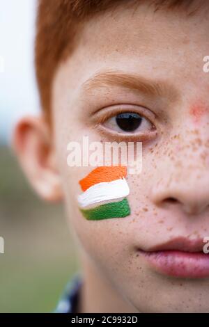 Gros plan du drapeau indien tricolore peint sur le visage des enfants pendant le jour de l'indépendance indienne - concept de patriotisme ou de soutien au pays Banque D'Images