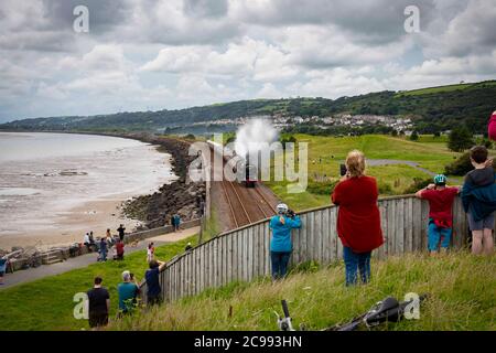 Llanelli, pays de Galles. 29 juillet 2020. Les gens regardent le moteur à vapeur Britannia 70000 se rendre le long de la magnifique ligne côtière rurale de Llanelli, tandis que la locomotive traverse le sud du pays de Galles. Depuis son retrait du service en 1966, les moteurs ont été préservés et sont maintenant la propriété de la Locomotive Royal Scot et de General Trust et transportent des passagers sur des circuits de lignes principales à travers le Royaume-Uni crédit : Robert Melen/Alay Live News Banque D'Images