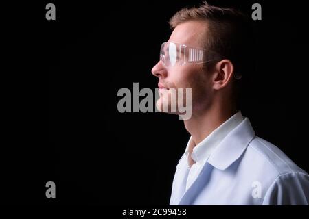 Portrait de jeune homme séduisant médecin comme chercheur scientifique à lunettes de protection Banque D'Images