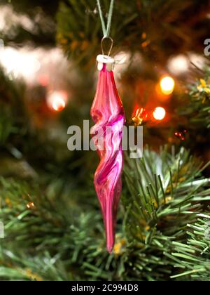 Pendentif arbre de Noël sous forme de glaçons torsadés. Arbre de Noël jouet URSS Banque D'Images