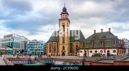 Centre-ville de Francfort. Vue panoramique sur la place Hauptwache avec ses boutiques, la Katharinenkirche, l'ancienne garde-maison et le Loch Das. Allemagne. Banque D'Images