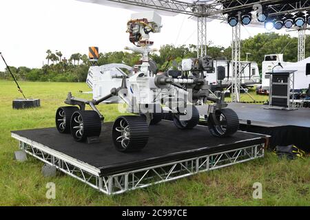 Cape Canaveral, États-Unis. 29 juillet 2020. Un modèle à grande échelle du Rover Mars « persévérance » de la NASA est exposé aux médias au Kennedy Space Center, en Floride, le mercredi 29 juillet 2020. La NASA et United Launch Alliance se préparent à envoyer le rover avec l'hélicoptère « Ingenuity » Mars à la planète Mars. Photo de Joe Marino/UPI crédit: UPI/Alay Live News Banque D'Images