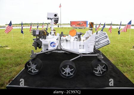 Cape Canaveral, États-Unis. 29 juillet 2020. Un modèle à grande échelle du Rover Mars « persévérance » de la NASA est exposé aux médias au Kennedy Space Center, en Floride, le mercredi 29 juillet 2020. La NASA et United Launch Alliance se préparent à envoyer le rover avec l'hélicoptère « Ingenuity » Mars à la planète Mars. Photo de Joe Marino/UPI crédit: UPI/Alay Live News Banque D'Images