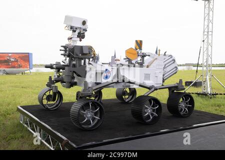 Cape Canaveral, États-Unis. 29 juillet 2020. Un modèle à grande échelle du Rover Mars « persévérance » de la NASA est exposé aux médias au Kennedy Space Center, en Floride, le mercredi 29 juillet 2020. La NASA et United Launch Alliance se préparent à envoyer le rover avec l'hélicoptère « Ingenuity » Mars à la planète Mars. Photo de Joe Marino/UPI crédit: UPI/Alay Live News Banque D'Images