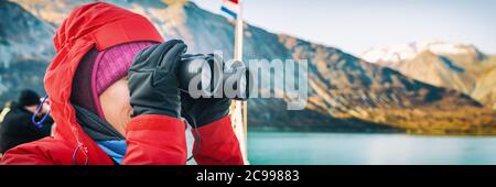 Croisière en Alaska, observation touristique des baleines lors d'une excursion en bord de mer au paysage de Glacier Bay. Femme regardant des jumelles sur un bateau de croisière Banque D'Images