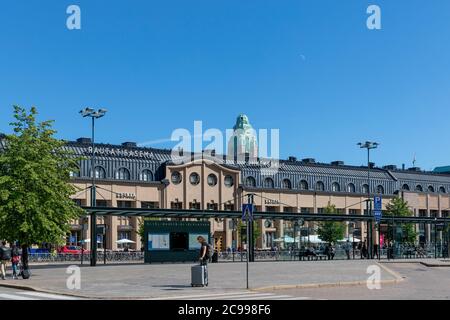 La gare centrale d'Helsinki est un centre de transports en commun. Il propose des transports en train, en tramway, en bus ou en métro. Banque D'Images