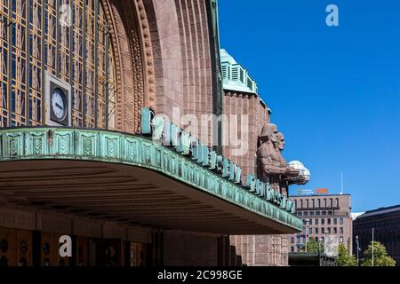 Helsinki, Finlande - 26 juillet 2020 : la gare centrale d'Helsinki est un point de repère international. La façade est mieux reconnue de quatre statues de granit: tw Banque D'Images