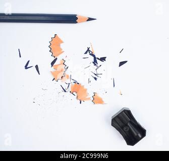 Matériel d'étude contenant un crayon bleu et un taille-crayon en plastique de couleur noire Banque D'Images