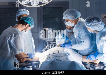 Équipe de médecins expérimentés et qui procèdent à une chirurgie abdominale difficile, à l'aide de la chance de sauver la vie du patient, et il n'y a pas de plus grande ca Banque D'Images