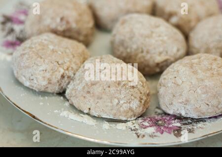 Boulettes de viande faites maison sur l'assiette de la cuisine - faire des boulettes de viande hachées, cuisine italienne traditionnelle. Banque D'Images